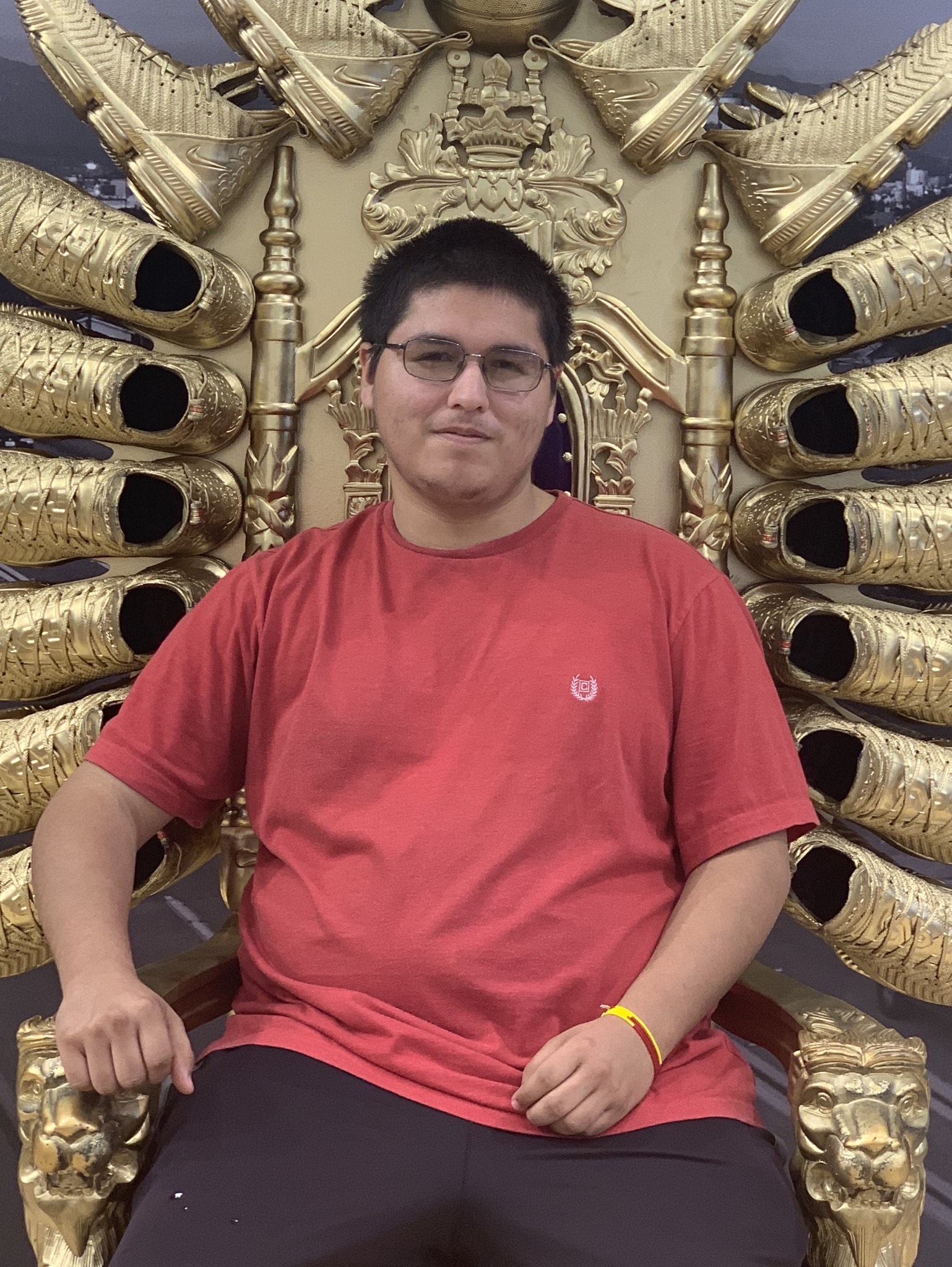 Selfie of Caesar on a shoe throne